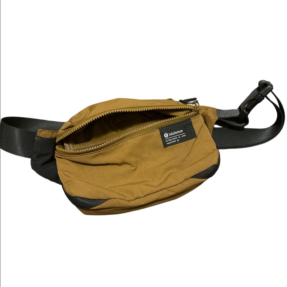 Lululemon Clean Lines Belt Bag 2L
